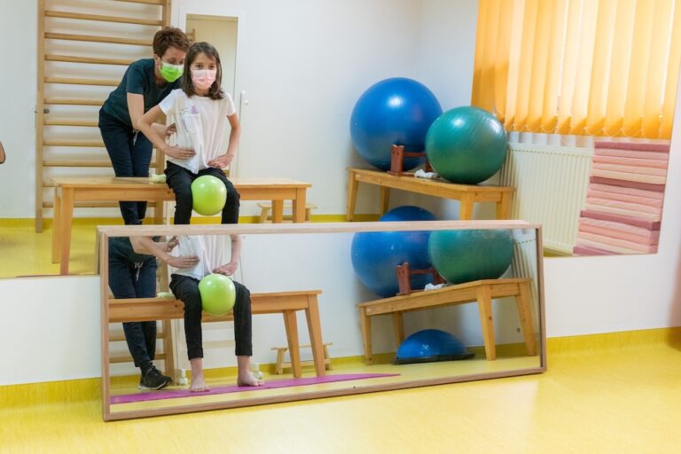 Intervenție precoce în scolioză incipientă, hipercifoză și tal valg